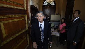 The new president of the National Assembly Henry Ramos Allup walks inside the Congress building, in Caracas on January 6, 2016. AFP PHOTO / JUAN BARRETO / AFP / JUAN BARRETO