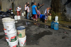 People line up to fill jerry cans with water from the Wuaraira Repano mountain in Caracas on January 21, 2016. AFP PHOTO/FEDERICO PARRA / AFP / FEDERICO PARRA