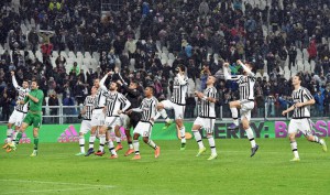 Juventus' players greet his supporters celebrating the victory at the end of the Italian Serie A soccer match Juventus Fc vs Fc Internazionale at Juventus stadium in Turin, 28 February 2016. ANSA / ANDREA DI MARCO