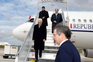Il Presidente della Repubblica Sergio  Mattarella al suo arrivo all'Aeroporto di Orly, in occasione della visita nella  Repubblica Francese e all'agenzia Spaziale Europea, Parigi, 30 marzo 2015. ANSA/ ANTONIO DI GENNARO - UFFICIO STAMPA PRESIDENZA DELLA REPUBBLICA  
