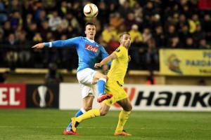 Villarreal's Roberto Soldado (R) fights for the ball with Napoli's Romanian defender Vlad Chiriches during their Europa League round of 32 first leg soccer match at El Madrigal stadium in Castellon, eastern Spain, 18 February 2016.  EPA/Domenech Castello
