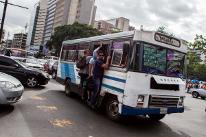 CAR01. CARACAS (VENEZUELA), 27/06/2014.- Un grupo de personas viaja en un autobús debido a la falta de funcionamiento del metro hoy, viernes 27 de junio del 2014, en la ciudad de Caracas (Venezuela). Un apagón dejó hoy sin servicio eléctrico a varias ciudades del occidente y el centro del país, incluida Caracas, por un fallo en una de las unidades de generación de energía cuando se realizaban unos trabajos de reparación en una línea de transmisión. EFE/MIGUEL GUTIERREZ