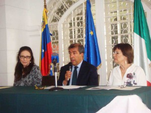 Durante la conferenza-stampa presso la residenza dell'Ambasciatore Silvio Mignano (foto cortesia Patricia Aloy)