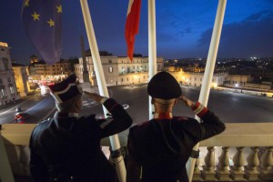 Bandiere a mezz'asta  al Palazzo del Quirinale in segno di lutto per gli attentati di Bruxelles. Roma, 22 marzo 2016. ANSA( US PRESIDENZA DELLA REPUBBLICA/ FRANCESCO AMMENDOLA 