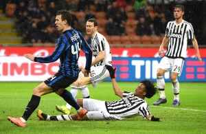 Inter's Ivan Perisic (L) scores the goal during the Italy Cup second leg semifinal soccer match Inter FC vs Juventus FC at Giuseppe Meazza stadium in Milan, Italy, 02 March 2016. ANSA/DANIEL DAL ZENNARO