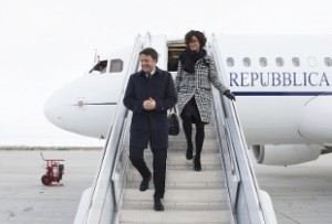Renzi e moglie arrivano all'aeroporto di Fallon, Nevada