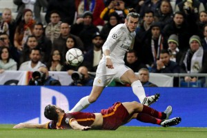 Real Madrid's Welsh midfielder Gareth Bale (up) gives the ball next to Bosnian defender Ervin Zukanovic (down) of AS Roma during their Champions League round of 16 second leg match played at Santiago Bernabeu stadium in Madrid, Spain, 08 March 2016.  EPA/JAVIER LIZON