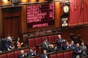 Tabellone elettronico della Camera dei Deputati con il risultato del voto finale del disegno di legge sulle Riforme Costituzionali, Roma, 12 Aprile 2016.  ANSA/ GIUSEPPE LAMI