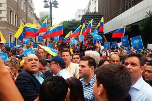 Francisco Velasquez: Chavistas y opositores se enfrentan a golpes por referendo revocatorio en Venezuela