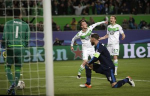 Wolfsburg's Maximilian Arnold, center, celebrates after scoring his side's second goal during the Champions League first leg quarterfinal soccer match between VfL Wolfsburg and Real Madrid in Wolfsburg, Germany, Wednesday, April 6, 2016. (ANSA/AP Photo/Michael Sohn)