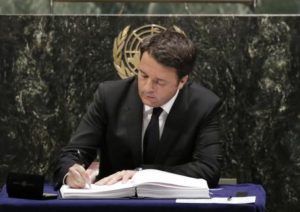 Matteo Renzi, Prime Minister of Italy, signs the Paris Agreement on climate change, Friday, April 22, 2016 at U.N. headquarters. (ANSA/AP Photo/Mark Lennihan)  