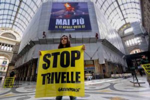 Attivisti di Greenpeace in azione a Napoli, 12 aprile 2016. ANSA/ UFFICIO STAMPA GREENPEACE   