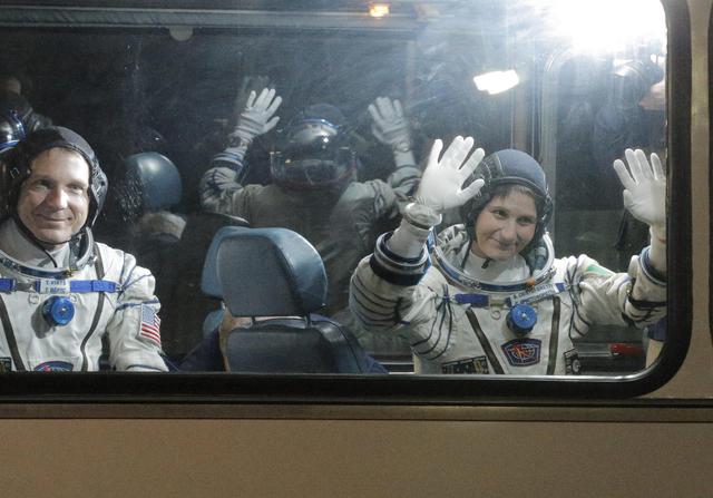 Samantha Cristoforetti e gli altri membri dell'equipaggio salutano dalla stazione spaziale Soyuz TMA-15 M.