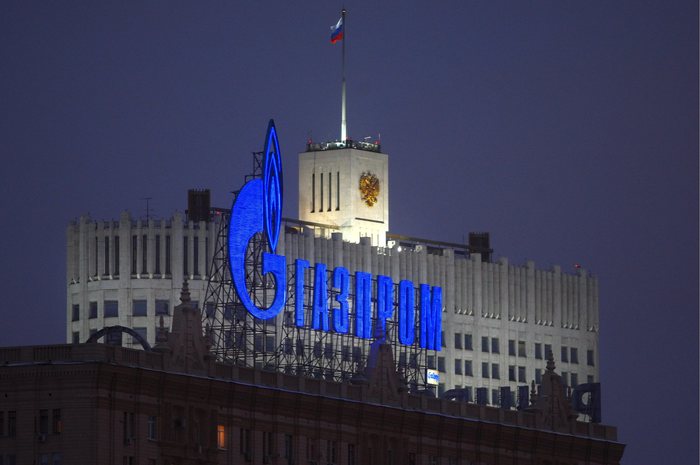 Il logo della compagnia di gas russa Gazprom illuminato di fronte all'ufficio del primo ministro a Mosca.