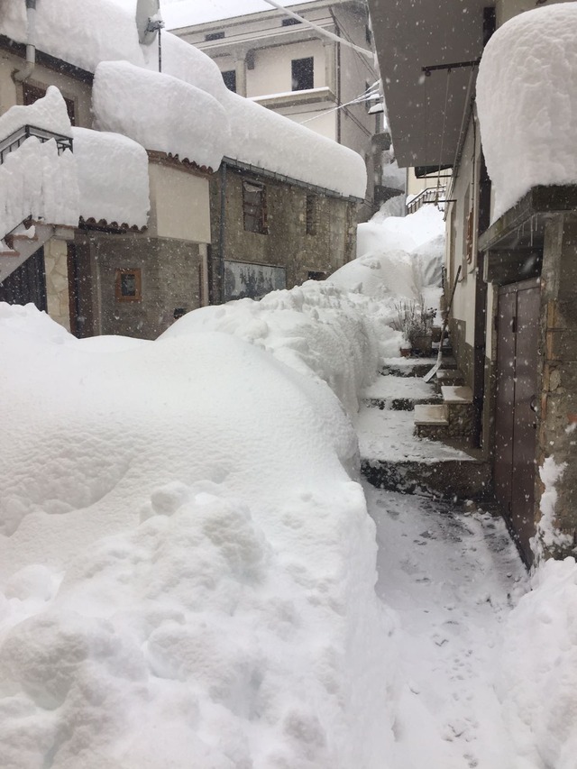 La neve isola molti paesi nelle Marche, soccorse decine di persone - La  Voce d'Italia