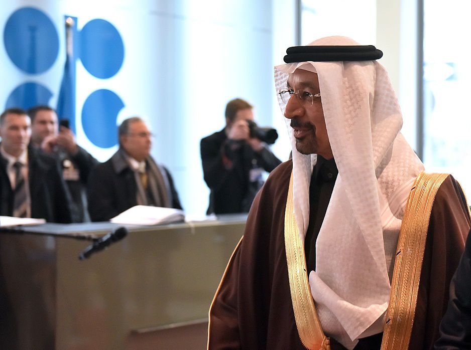Un arabo in primo piano a riunione dell' Opec. Petrolio
