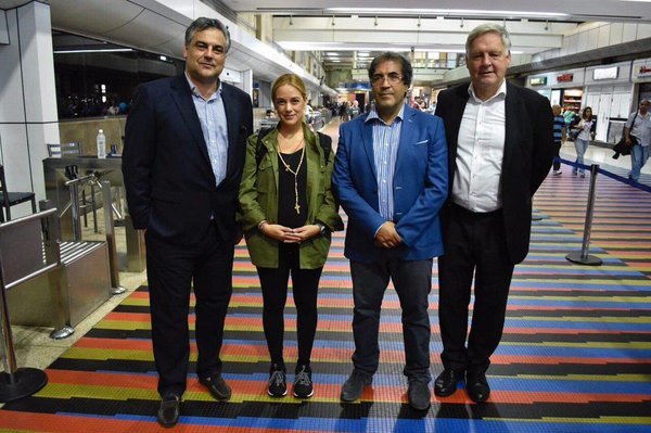 Lilian Tintori accompagnata dall'Ambasciatore d'Italia, Silvio Mignano, e i capi delle missioni diplomatiche di Spagna e Germania in Venezuela