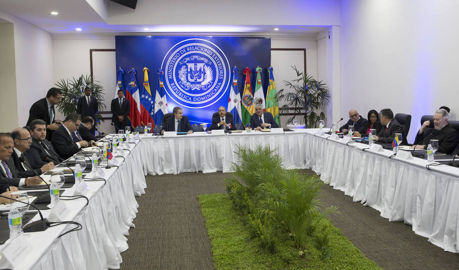 Il dialogo tra governo ed opposizione doveva continuare in Dominicana ma le parti non si sono presentate. Comunque il ministero degli Esteri di Repubblica Dominicana ha assicurato che continueranno le conversazioni.