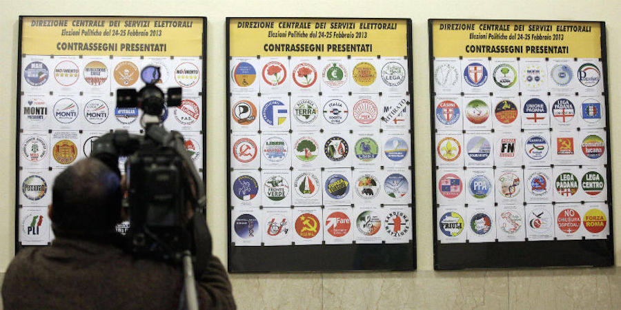 Affissioni con le liste elettorali. (Foto archivio)
