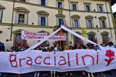Un momento del presidio con flash mob dei lavoratori della Braccialini davanti alla sede della Regione Toscana in occasione del tavolo istituzionale in Regione per la vertenza dell'azienda, a Firenze.