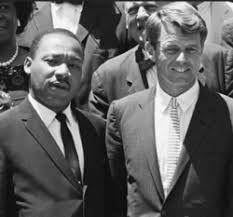 Martin L. King (S) e Robert J. Kennedy (D) in un immagine di archivio.