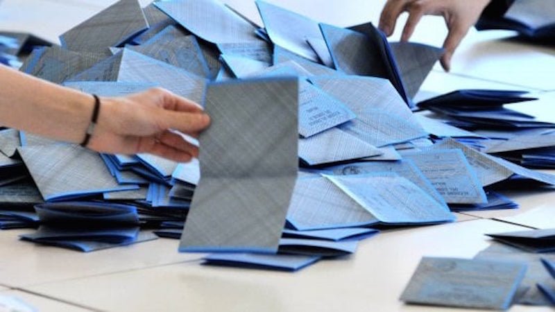 Buste elettorali inviate per posta o consegnate nei consolati. (Archivio)