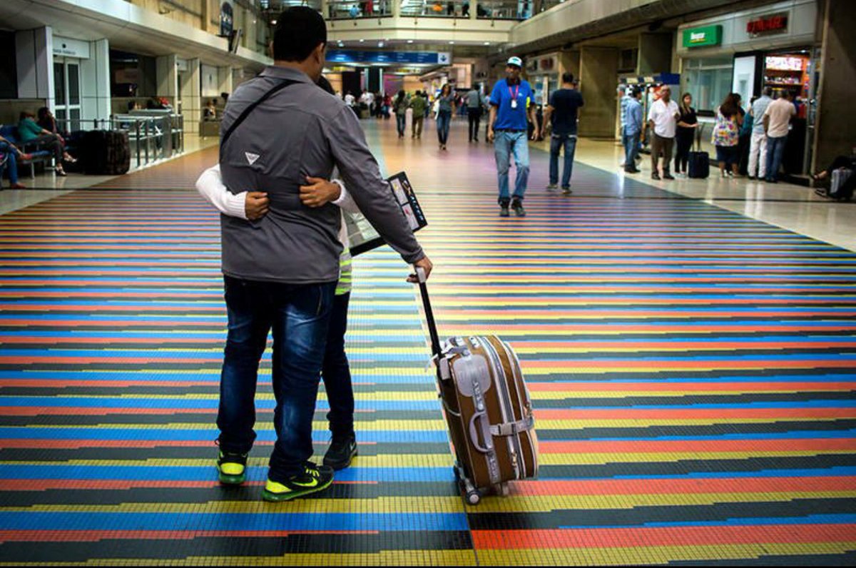 Padre e figlio salutandosi all'aeroporto