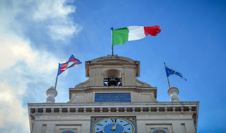 Una veduta del Quirinale. Sul pennone la bandiera italian, europea e quella presidenziale.