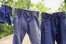 Blue jeans stesi ad asciugare al sole