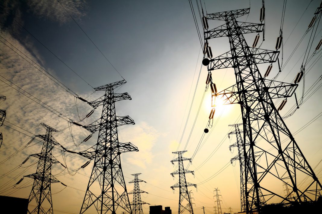 El Gobierno Nacional ya ha implementado ciertas normas y reglamentos en el estado Zulia, para que los empresarios suministren su propia electricidad a sus negocios por medio de plantas eléctricas. El próximo lunes se tiene programado un paro indefinido por parte de los trabajadores de la electricidad