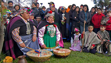 Mapuches con i vestiti tradizionali durante una manifestazione di protesta.