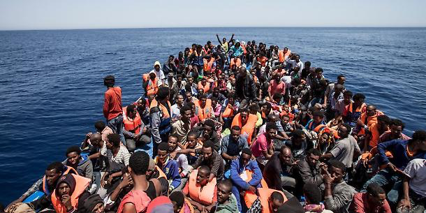 Migranti stipati sulla prua di un barcone.