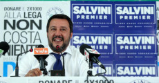 Matteo Salvini durante una conferenza a Milano.