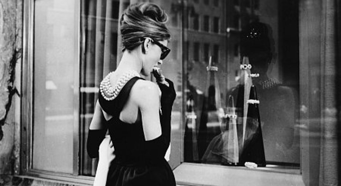 Audrey Hepburn davanti alla vetrina di Tiffany. Foto in bianco e nero