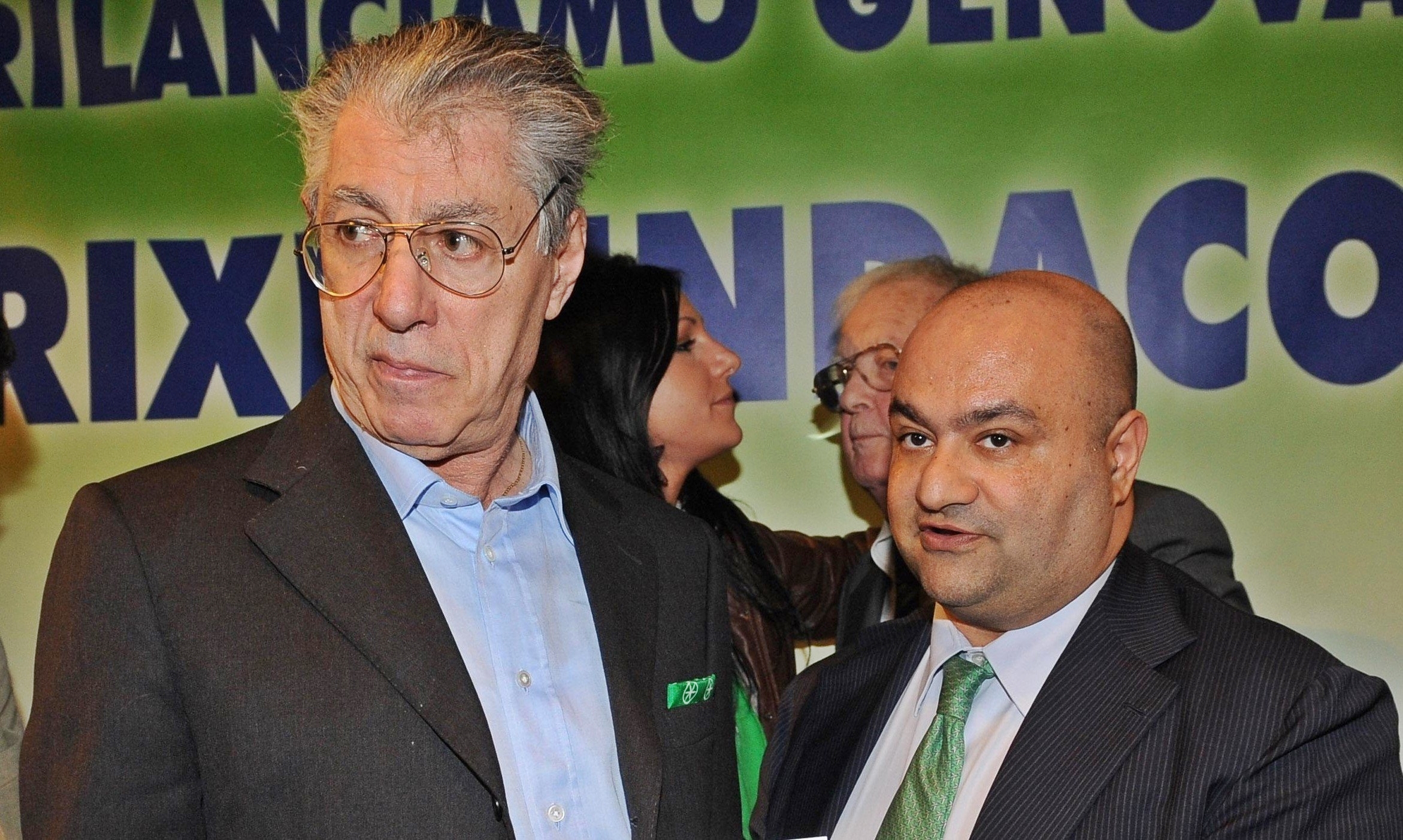 Nella foto l'ex Segretario della Lega, Umberto Bossi (a sinistra) e l'ex tesoriere della Lega, Belsito (a destra).