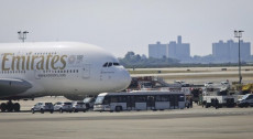 L'aereo di Emirates nell'aeroporto JFK