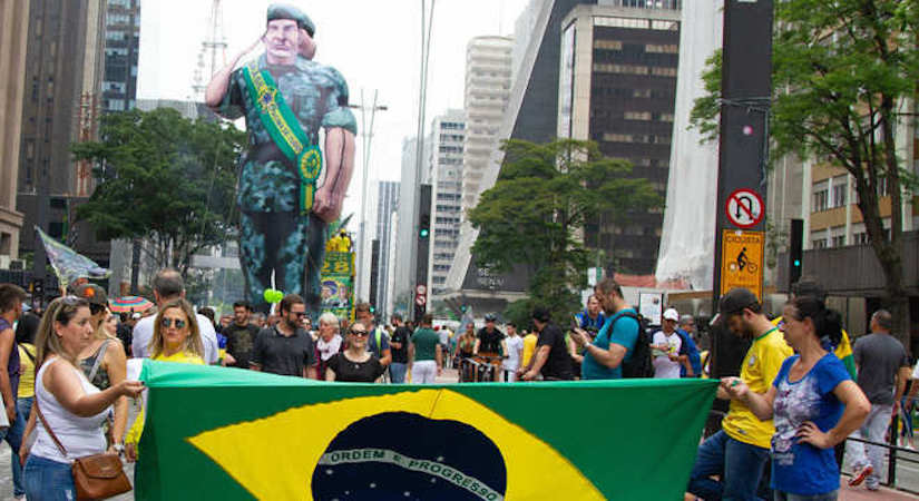 Manifestanteen la calle a favor de Bolsonaro.