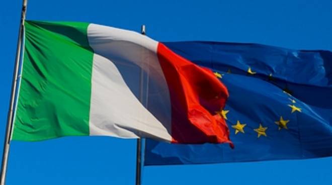 La bandiera italiana e quella europea sventolano assieme durante la festa della Liberazione del 25 Aprile. Euro