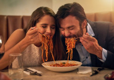 Una coppia mangiando un piatto di pasta