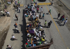 Una caravana di migranti si ferma al confine con USA en la frontera.
