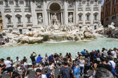 Turisti in piazza della Fontana di Trevi, Roma. Turismo
