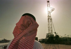Khaled al-Otaiby, un ufficiale della Aramco, guarda l'estrazione di petrolio. Opec