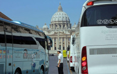Bus turistici parcheggiati in via della Conciliazione a Roma.