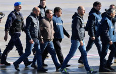 L'arrivo a Ciampino del terrorista Cesare Battisti scortato dalla Polizia.