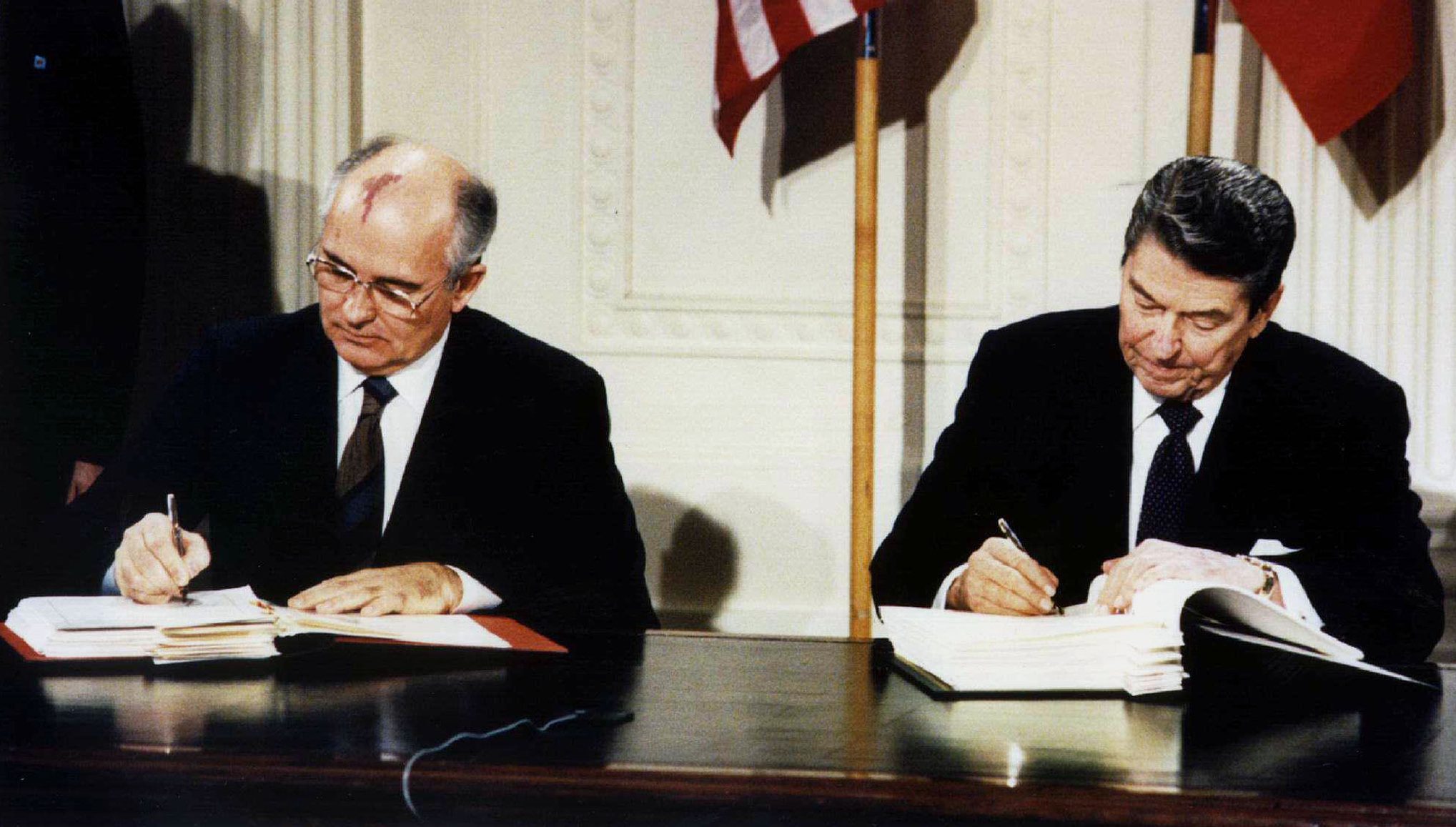 Gorbaciov e Reagan firmano il trattato Inf