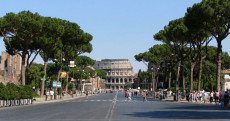 Roma, il Colosseo dai Fori Imperiali.