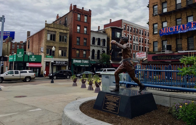 North End, la tipica zona italiana di Boston con la statua del pugile Tony DeMarco.