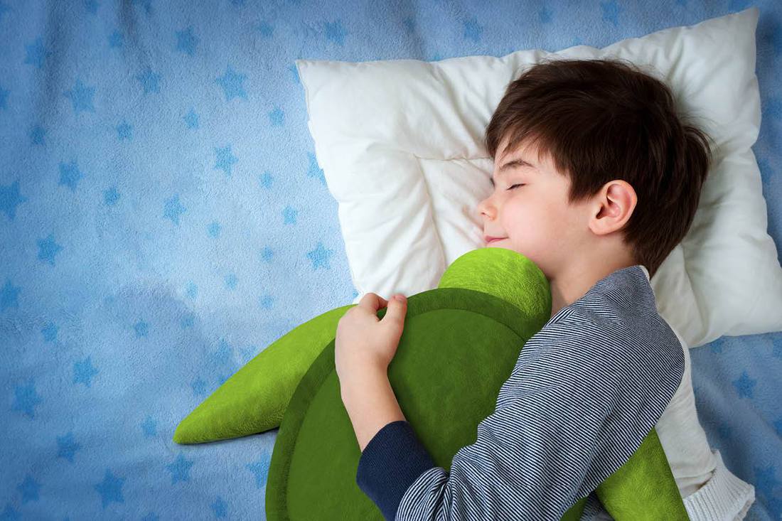 Design: Bambino dorme con la sua tartaruga gonfiabile.