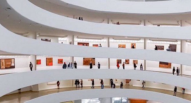 Una vista dell'interno del museo Guggenheim a New York.