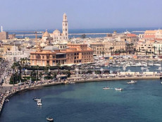 Panoramiche dall'alto di Bari: porto e lungomare.